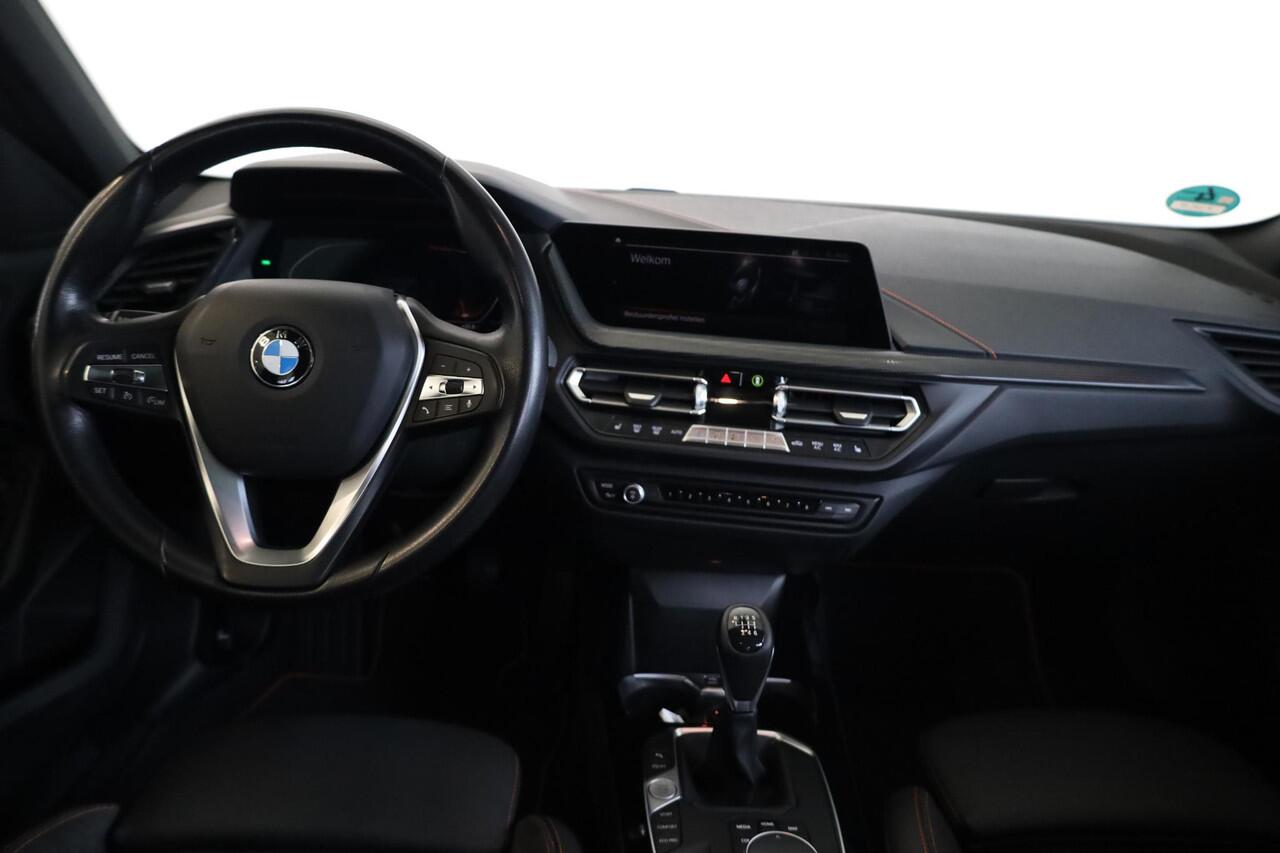 BMW 1-SERIE 118i Executive Edition | Sportstoelen | Driving Assistant | Voorstoelen Verwarmd | Elektrisch Glazen Panorama-dak