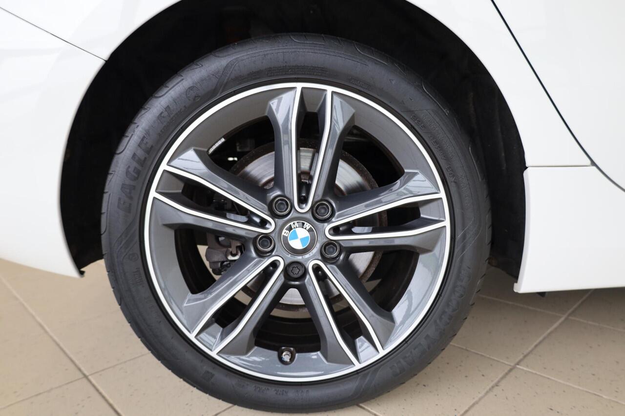 BMW 1-SERIE 118i Executive Edition | Sportstoelen | Driving Assistant | Voorstoelen Verwarmd | Elektrisch Glazen Panorama-dak