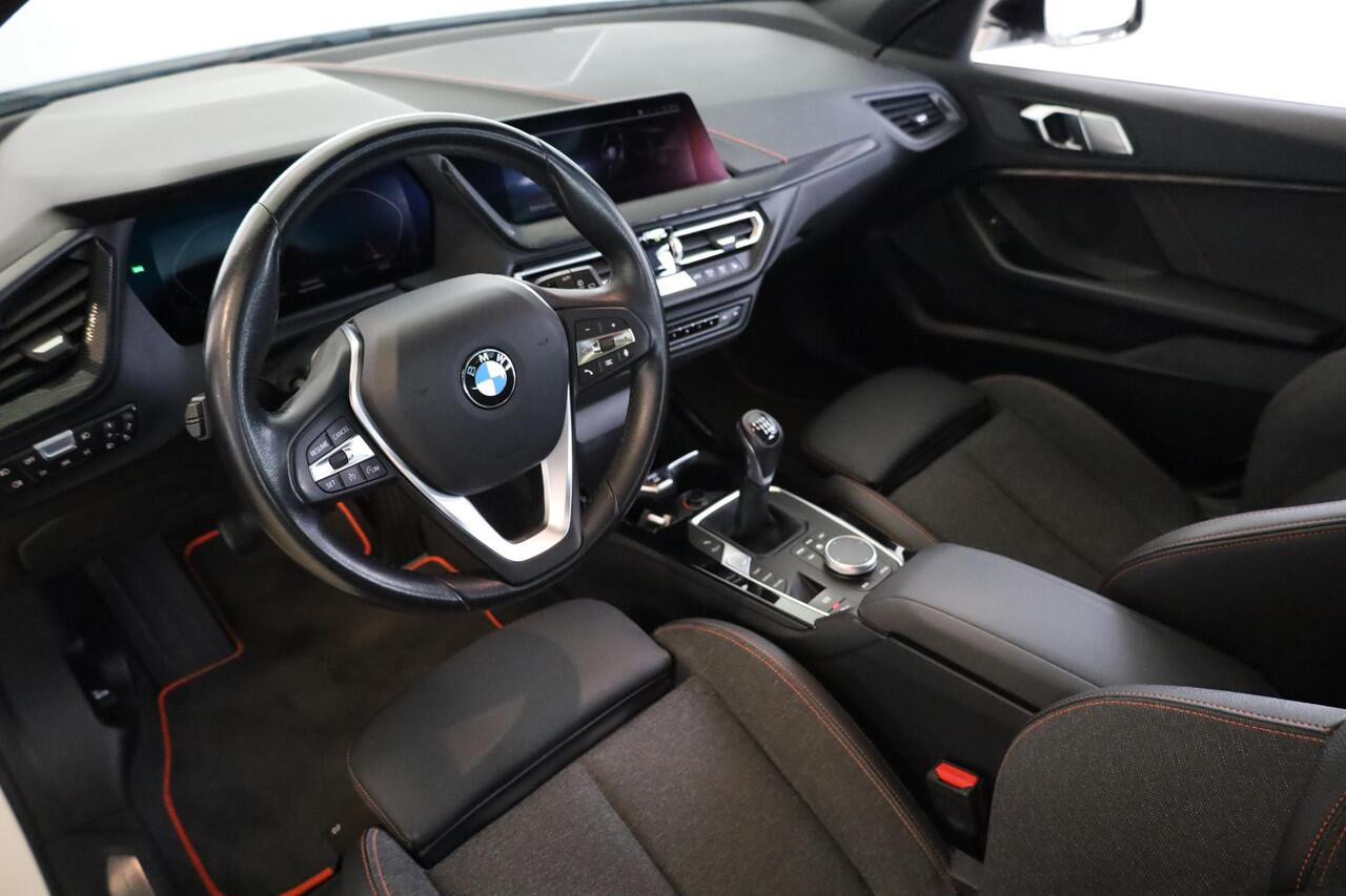 BMW 1-SERIE 118i Executive Edition | Sportstoelen | Driving Assistant | Voorstoelen Verwarmd | Elektrisch Glazen Panorama-dak