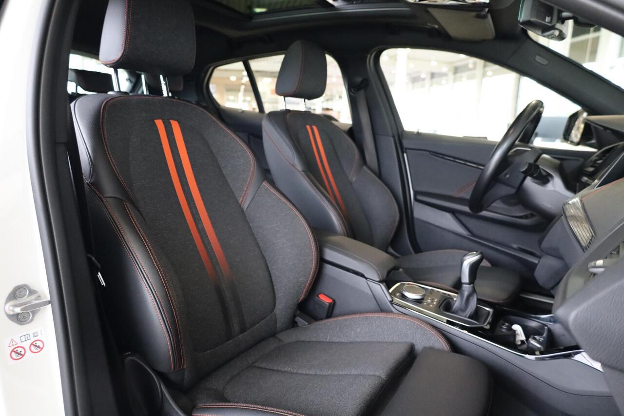 BMW 1-SERIE 118i Executive Edition | Sportstoelen | Driving Assistant | Voorstoelen Verwarmd | Elektrisch Glazen Panorama-dak