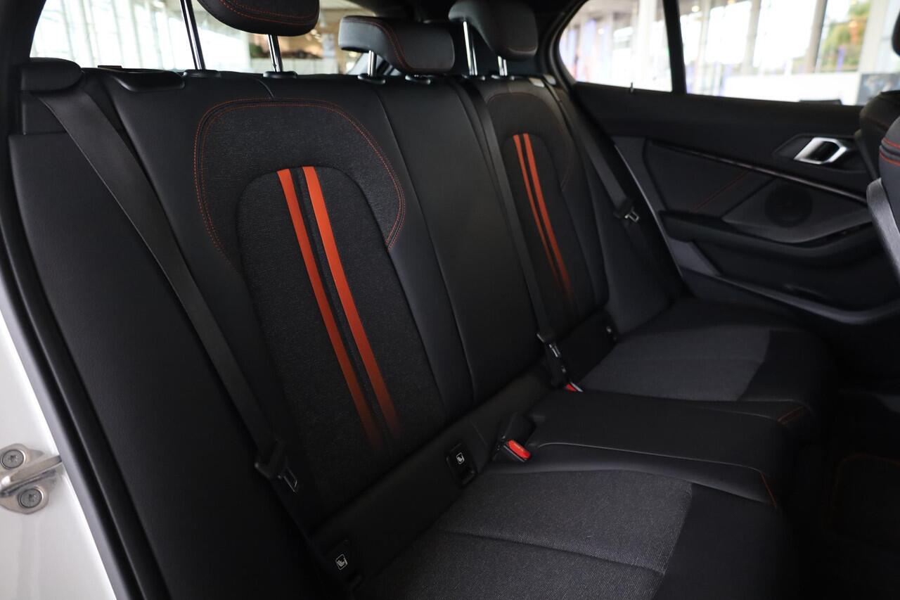 BMW 1-SERIE 118i Executive Edition | Sportstoelen | Driving Assistant | Voorstoelen Verwarmd | Elektrisch Glazen Panorama-dak