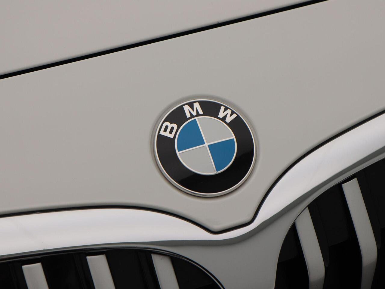 BMW 1-SERIE 118i Executive Edition 140 Pk | Sportstoelen | Cruise Control | LED | Climate Control | Navigatiesysteem | Digitaal Dashboard | Parkeersensoren | 17 Inch