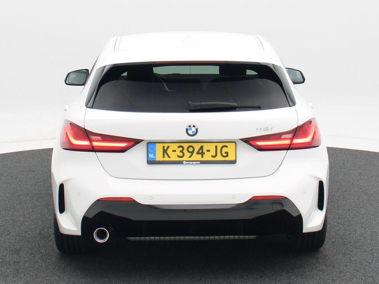 BMW 1-SERIE 118i Executive Edition 140 Pk | Sportstoelen | Cruise Control | LED | Climate Control | Navigatiesysteem | Digitaal Dashboard | Parkeersensoren | 17 Inch