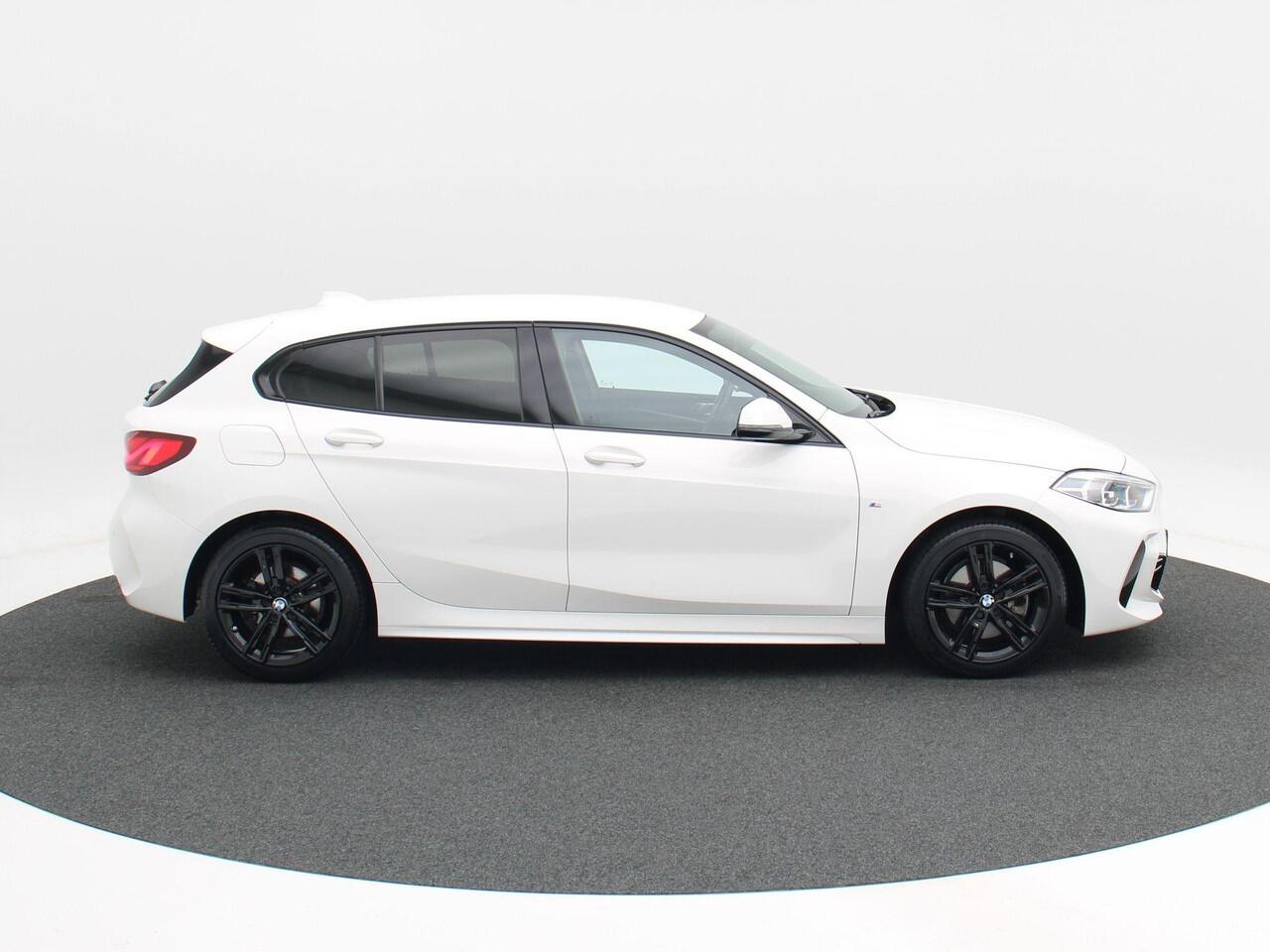 BMW 1-SERIE 118i Executive Edition 140 Pk | Sportstoelen | Cruise Control | LED | Climate Control | Navigatiesysteem | Digitaal Dashboard | Parkeersensoren | 17 Inch