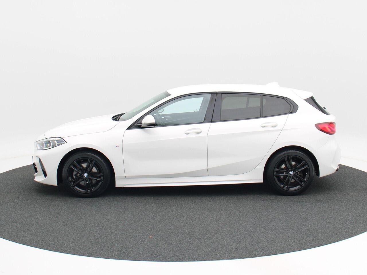 BMW 1-SERIE 118i Executive Edition 140 Pk | Sportstoelen | Cruise Control | LED | Climate Control | Navigatiesysteem | Digitaal Dashboard | Parkeersensoren | 17 Inch