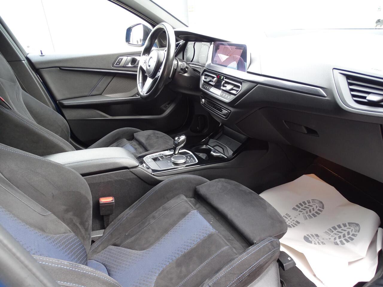 BMW 1-SERIE M135i xDrive High Executive PANORAMADAK|HARMAN/KARDON|DODEHOEK DETECTIE|ACHTERUIT RIJ CAMERA|SPORT STOELEN|KEYLESS ENTRY/GO|NAVIGATIE|LASER KOPLAMPEN | STOEL VERWARMING |