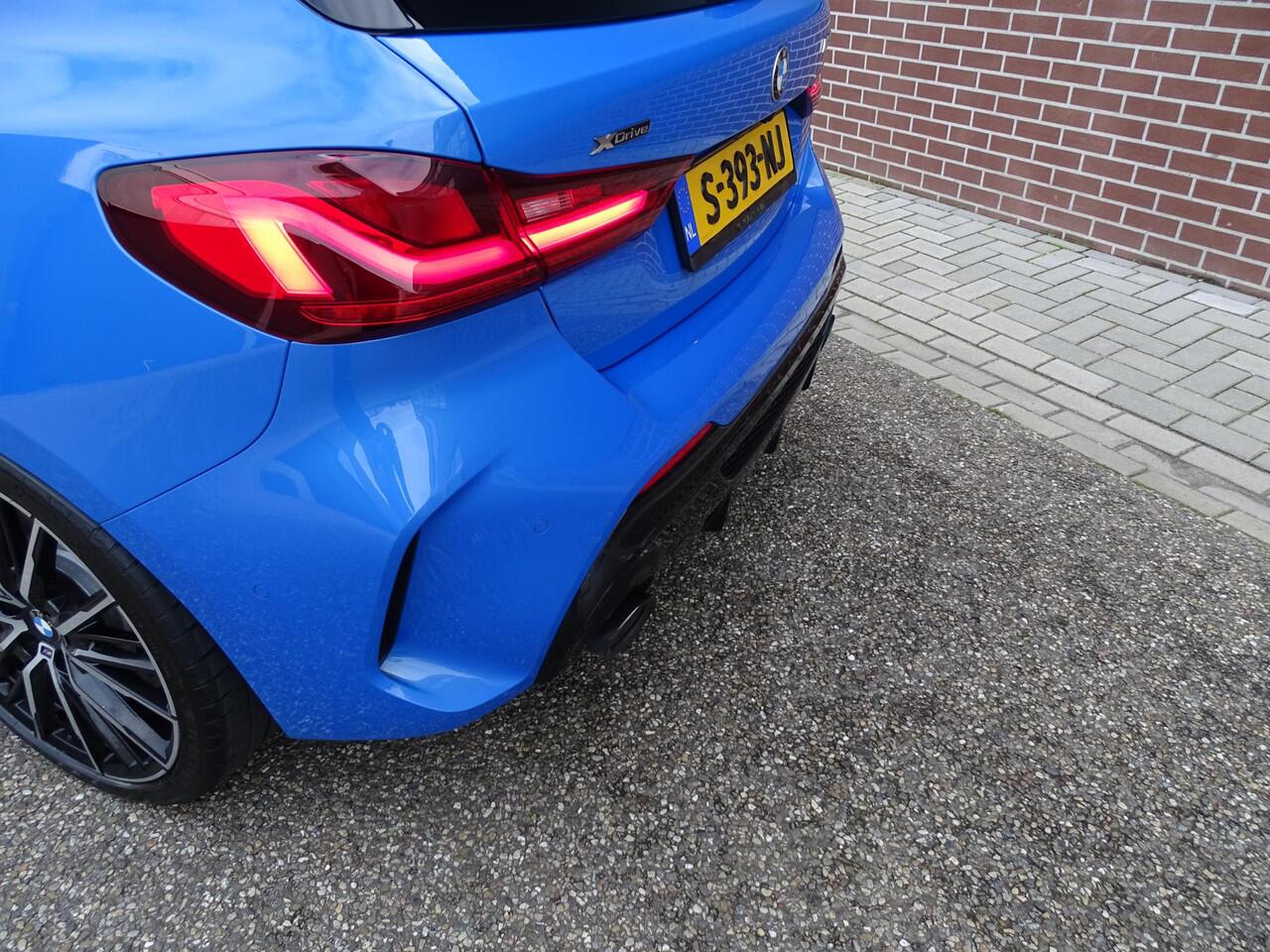 BMW 1-SERIE M135i xDrive High Executive PANORAMADAK|HARMAN/KARDON|DODEHOEK DETECTIE|ACHTERUIT RIJ CAMERA|SPORT STOELEN|KEYLESS ENTRY/GO|NAVIGATIE|LASER KOPLAMPEN | STOEL VERWARMING |