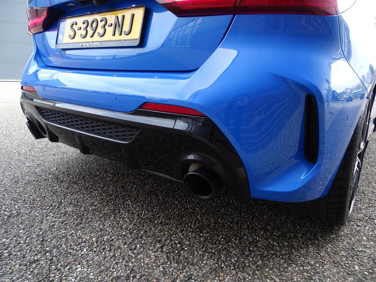 BMW 1-SERIE M135i xDrive High Executive PANORAMADAK|HARMAN/KARDON|DODEHOEK DETECTIE|ACHTERUIT RIJ CAMERA|SPORT STOELEN|KEYLESS ENTRY/GO|NAVIGATIE|LASER KOPLAMPEN | STOEL VERWARMING |