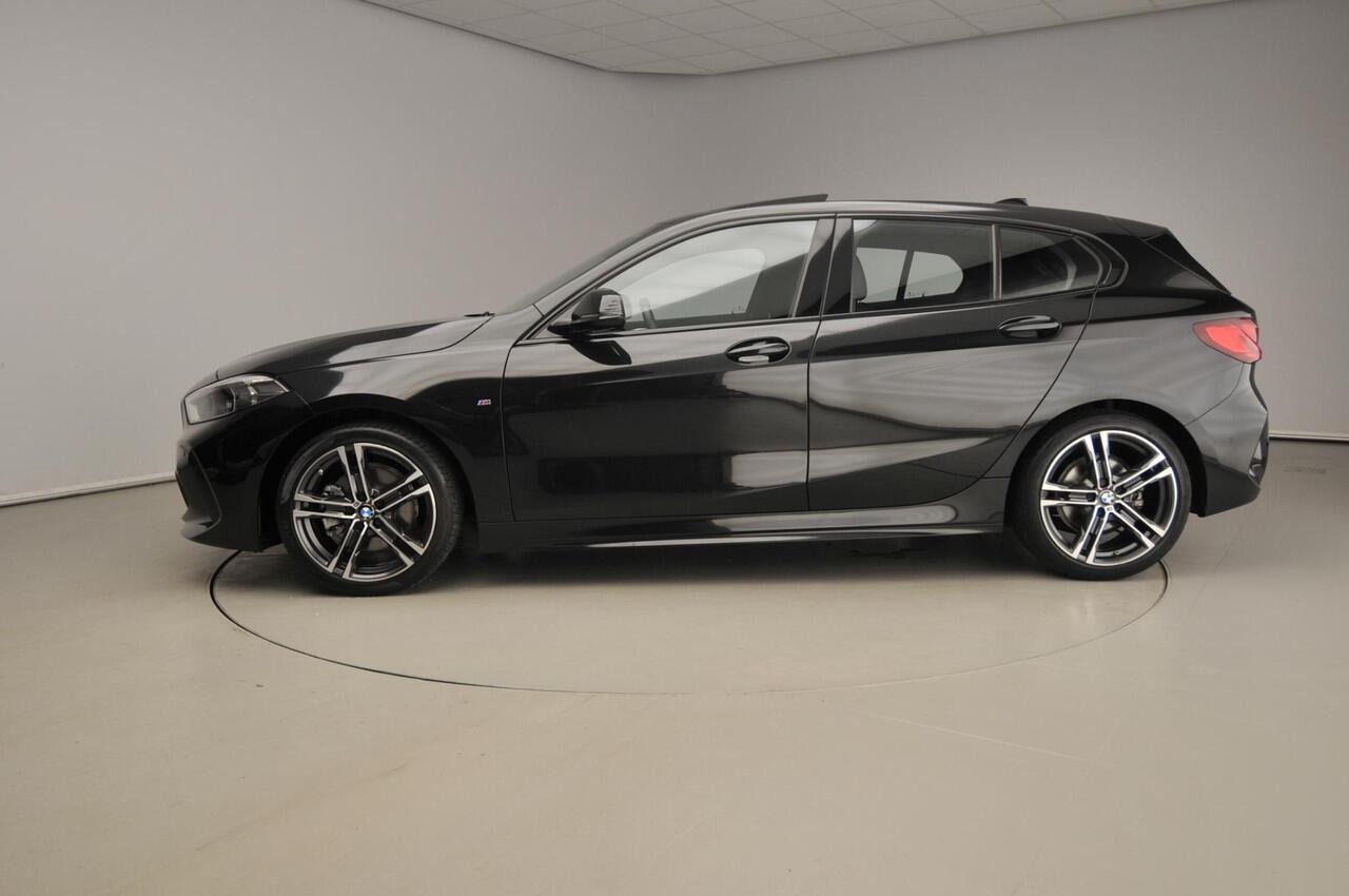 BMW 1-SERIE 5-deurs 118i | M-Sportpakket | LED | Navigatie | Schuifdak | Sportstoelen | DAB | Hifi speakers | Alu 18 inch