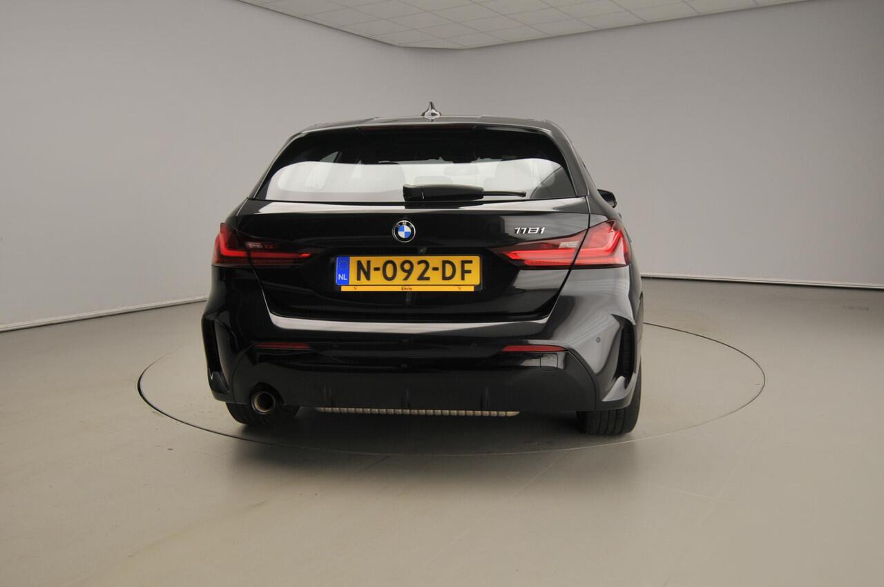 BMW 1-SERIE 5-deurs 118i | M-Sportpakket | LED | Navigatie | Schuifdak | Sportstoelen | DAB | Hifi speakers | Alu 18 inch