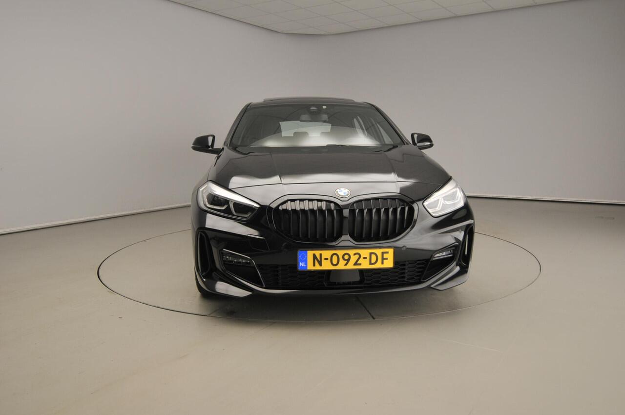 BMW 1-SERIE 5-deurs 118i | M-Sportpakket | LED | Navigatie | Schuifdak | Sportstoelen | DAB | Hifi speakers | Alu 18 inch