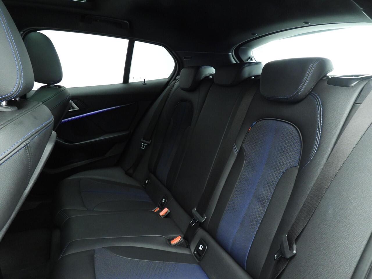 BMW 1-SERIE 5-deurs 118i | M-Sportpakket | LED | Navigatie | Schuifdak | Sportstoelen | DAB | Hifi speakers | Alu 18 inch