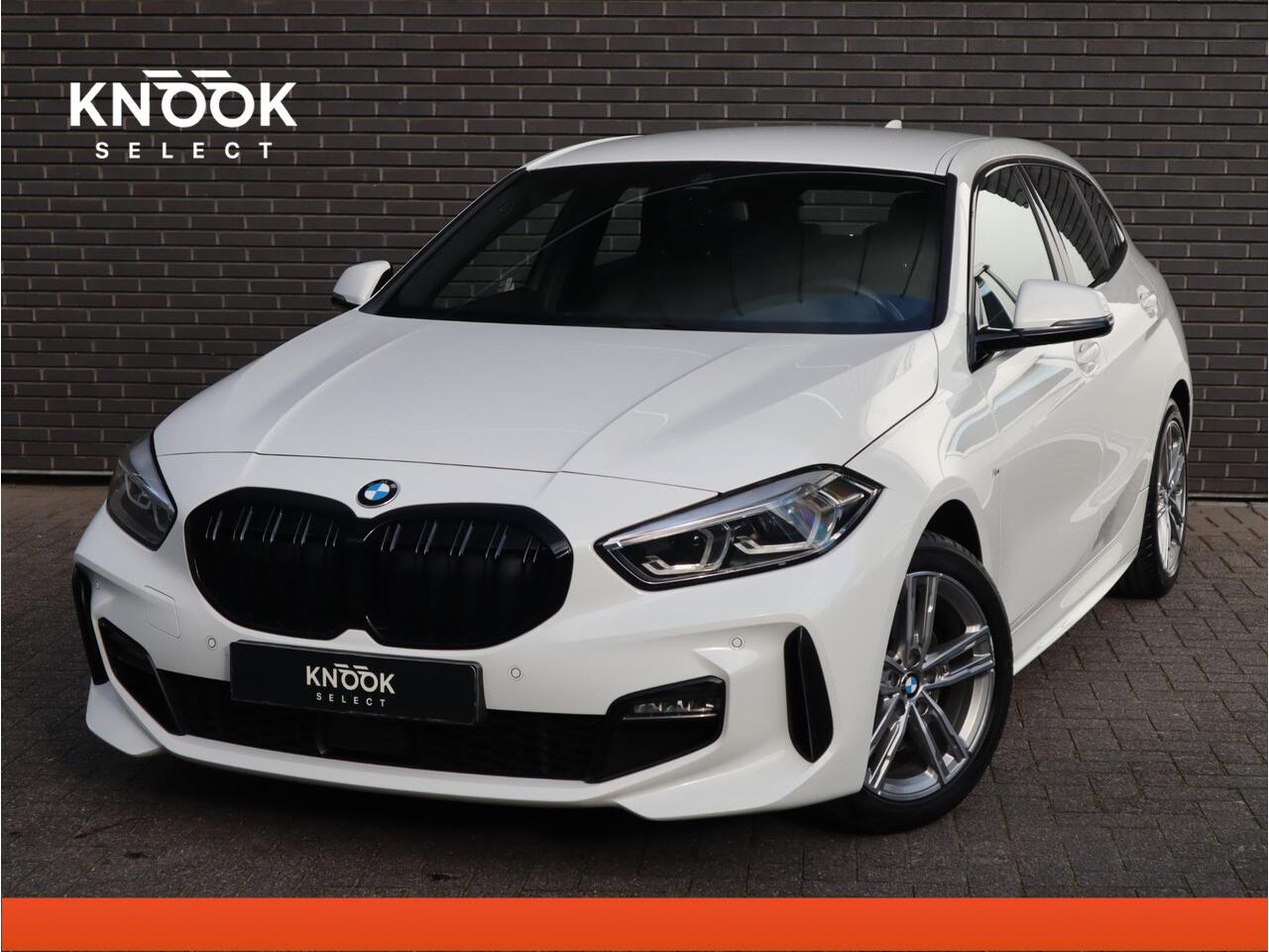 BMW 1-SERIE 118i Executive M Sport Pakket Automaat / Live Cockpit Professional / 17 Inch / LED / Achteruitrijcamera / Cruise Control / Shadow Line / Parkeersensoren / Lichtpakket