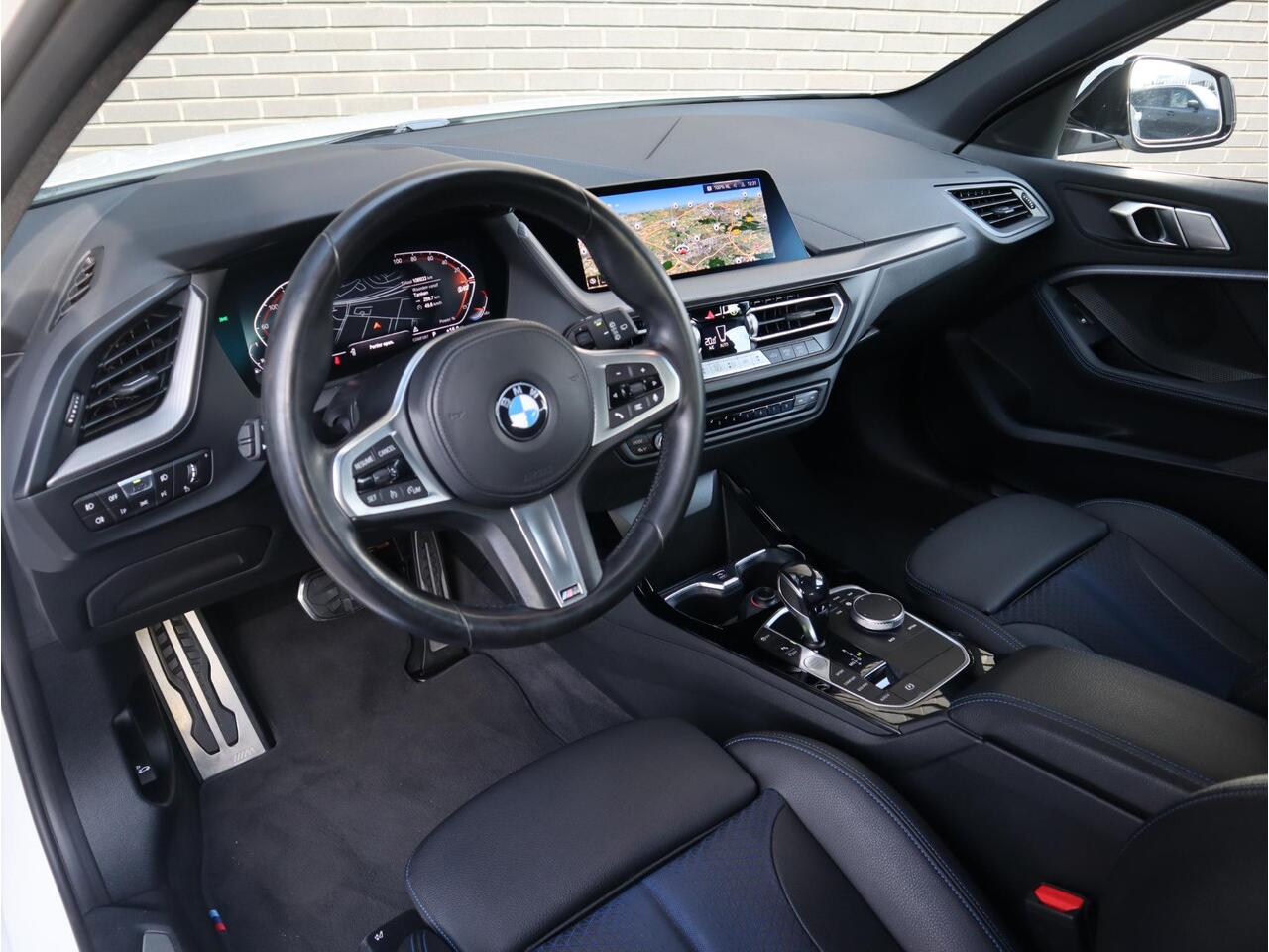 BMW 1-SERIE 118i Executive M Sport Pakket Automaat / Live Cockpit Professional / 17 Inch / LED / Achteruitrijcamera / Cruise Control / Shadow Line / Parkeersensoren / Lichtpakket