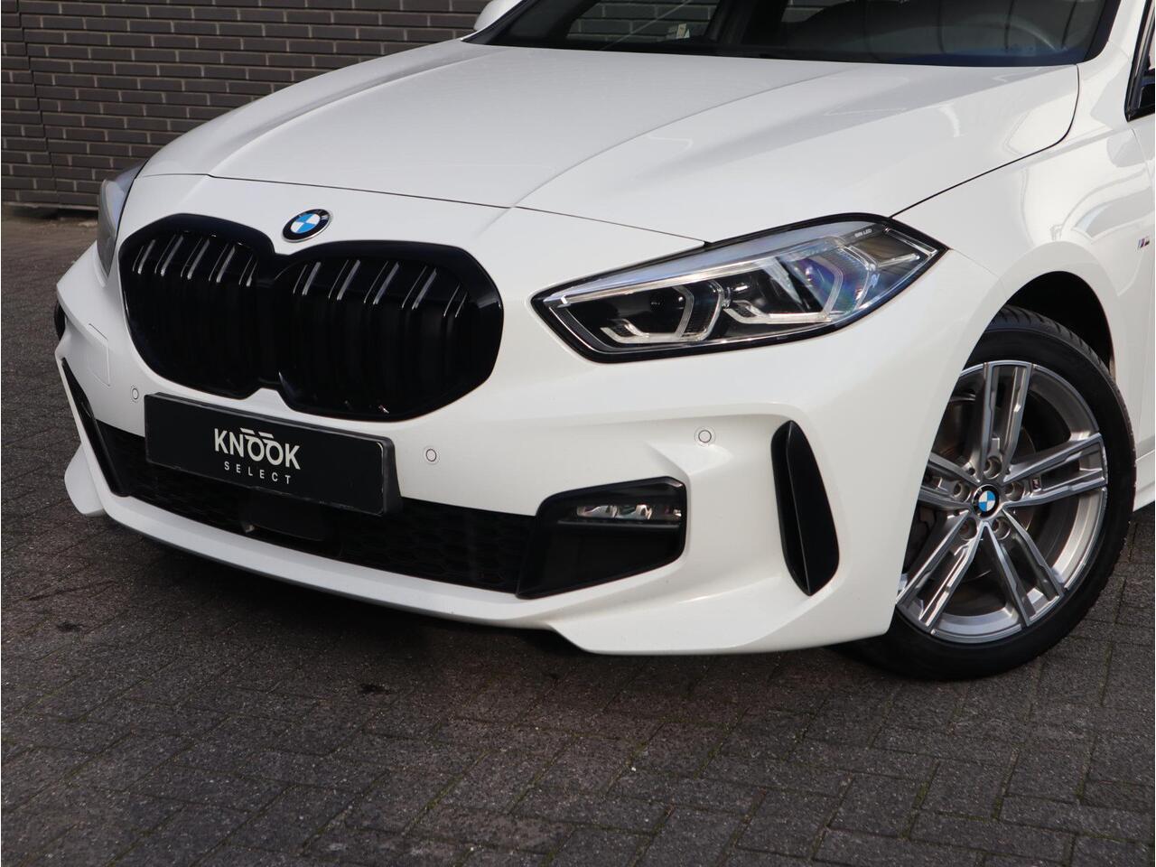 BMW 1-SERIE 118i Executive M Sport Pakket Automaat / Live Cockpit Professional / 17 Inch / LED / Achteruitrijcamera / Cruise Control / Shadow Line / Parkeersensoren / Lichtpakket