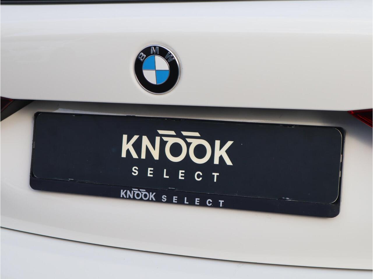 BMW 1-SERIE 118i Executive M Sport Pakket Automaat / Live Cockpit Professional / 17 Inch / LED / Achteruitrijcamera / Cruise Control / Shadow Line / Parkeersensoren / Lichtpakket