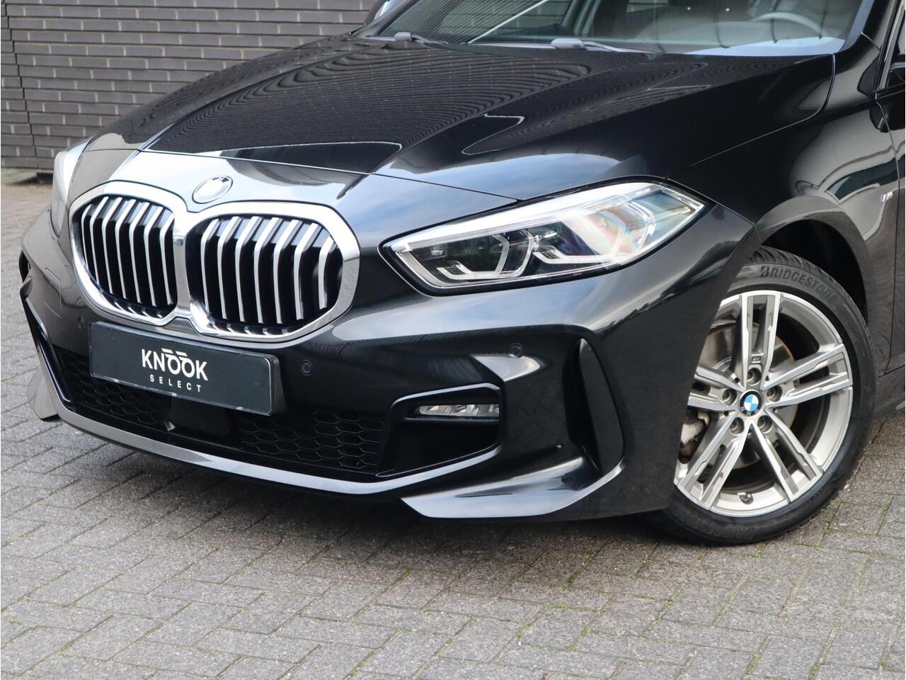 BMW 1-SERIE 118i High Executive M Sport Pakket Automaat / Live Cockpit Professional / Leder / Hifi / Stoelverwarming / 17 Inch / Adaptieve LED-koplamp / DAB / Parkeersensoren / Lichtpakket