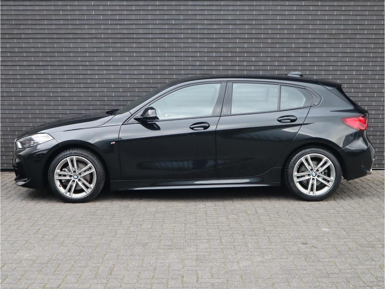 BMW 1-SERIE 118i High Executive M Sport Pakket Automaat / Live Cockpit Professional / Leder / Hifi / Stoelverwarming / 17 Inch / Adaptieve LED-koplamp / DAB / Parkeersensoren / Lichtpakket