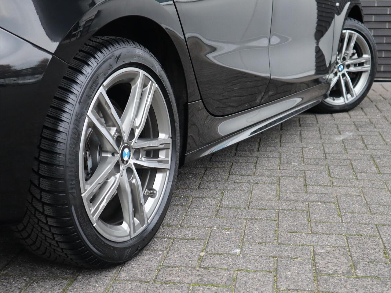 BMW 1-SERIE 118i High Executive M Sport Pakket Automaat / Live Cockpit Professional / Leder / Hifi / Stoelverwarming / 17 Inch / Adaptieve LED-koplamp / DAB / Parkeersensoren / Lichtpakket