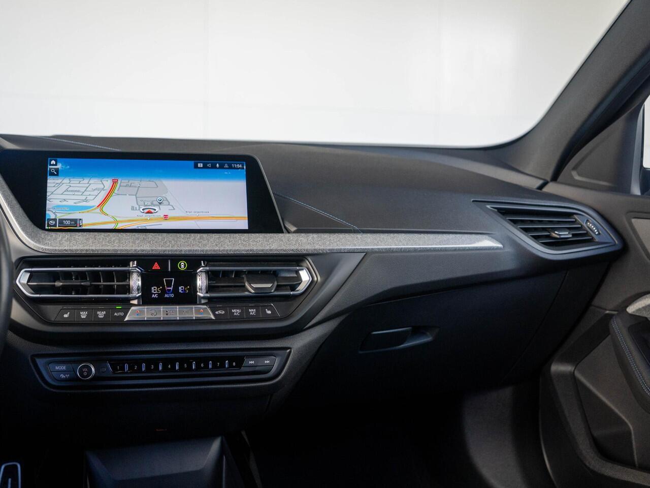 BMW 1-SERIE 116i | Executive | Parking Pack | Achteruitrijcamera | Stoelverwarming | PDC | LED | Cruise Control | 17''