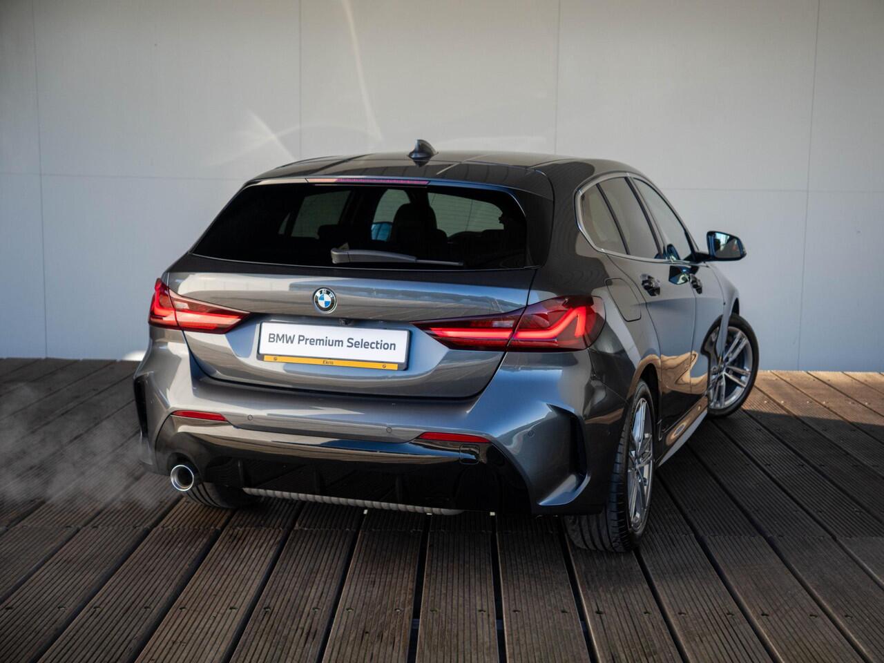 BMW 1-SERIE 116i | Executive | Parking Pack | Achteruitrijcamera | Stoelverwarming | PDC | LED | Cruise Control | 17''