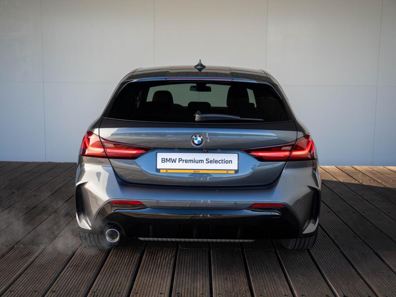 BMW 1-SERIE 116i | Executive | Parking Pack | Achteruitrijcamera | Stoelverwarming | PDC | LED | Cruise Control | 17''