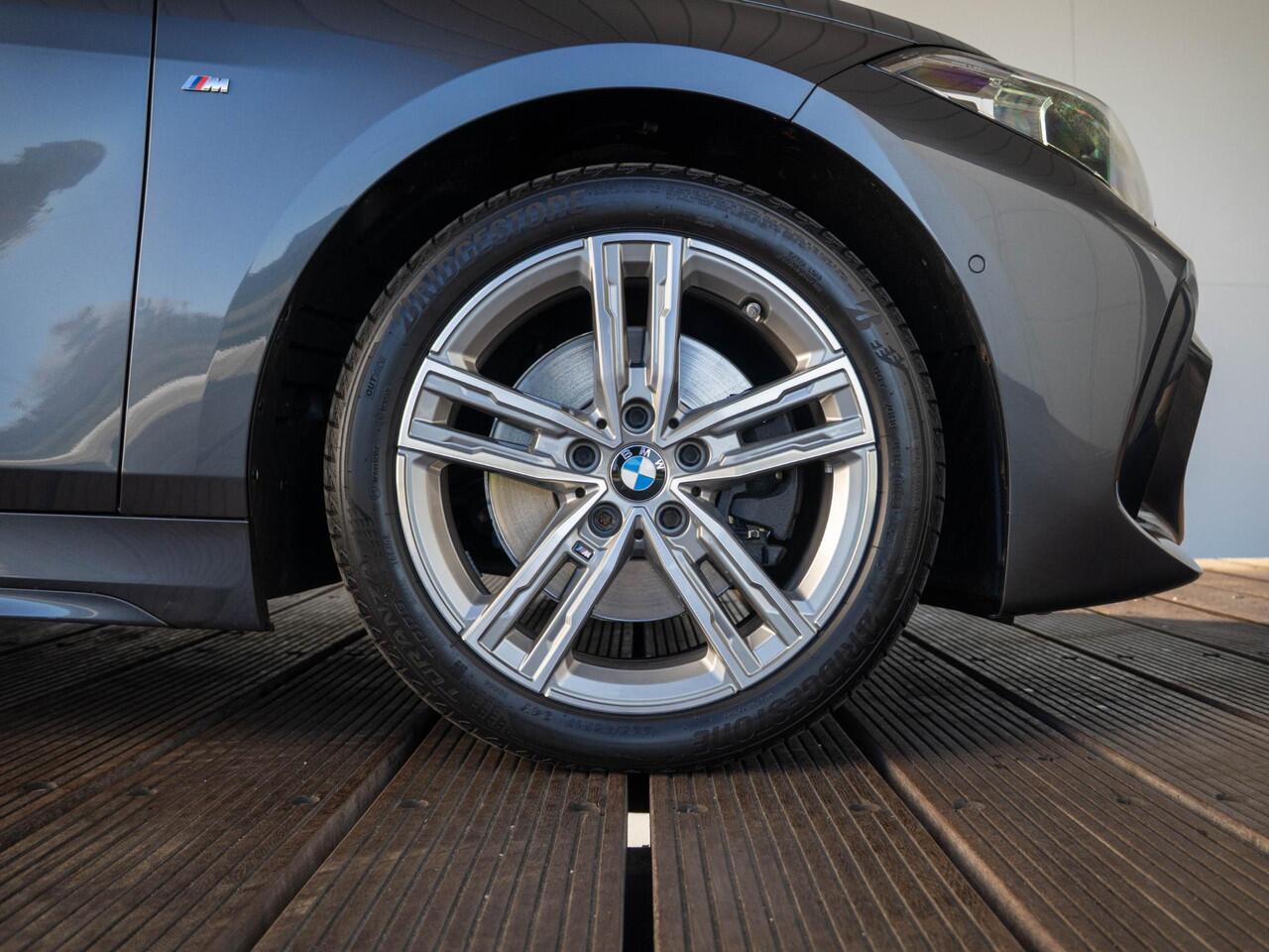 BMW 1-SERIE 116i | Executive | Parking Pack | Achteruitrijcamera | Stoelverwarming | PDC | LED | Cruise Control | 17''