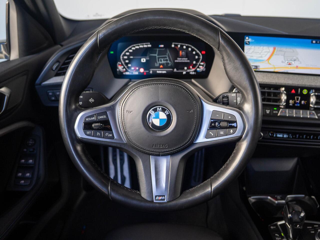 BMW 1-SERIE 116i | Executive | Parking Pack | Achteruitrijcamera | Stoelverwarming | PDC | LED | Cruise Control | 17''