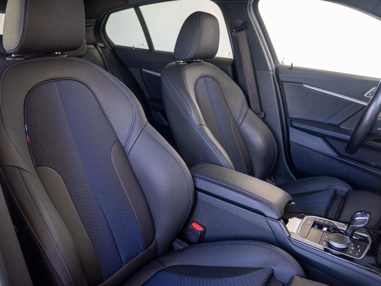 BMW 1-SERIE 116i | Executive | Parking Pack | Achteruitrijcamera | Stoelverwarming | PDC | LED | Cruise Control | 17''