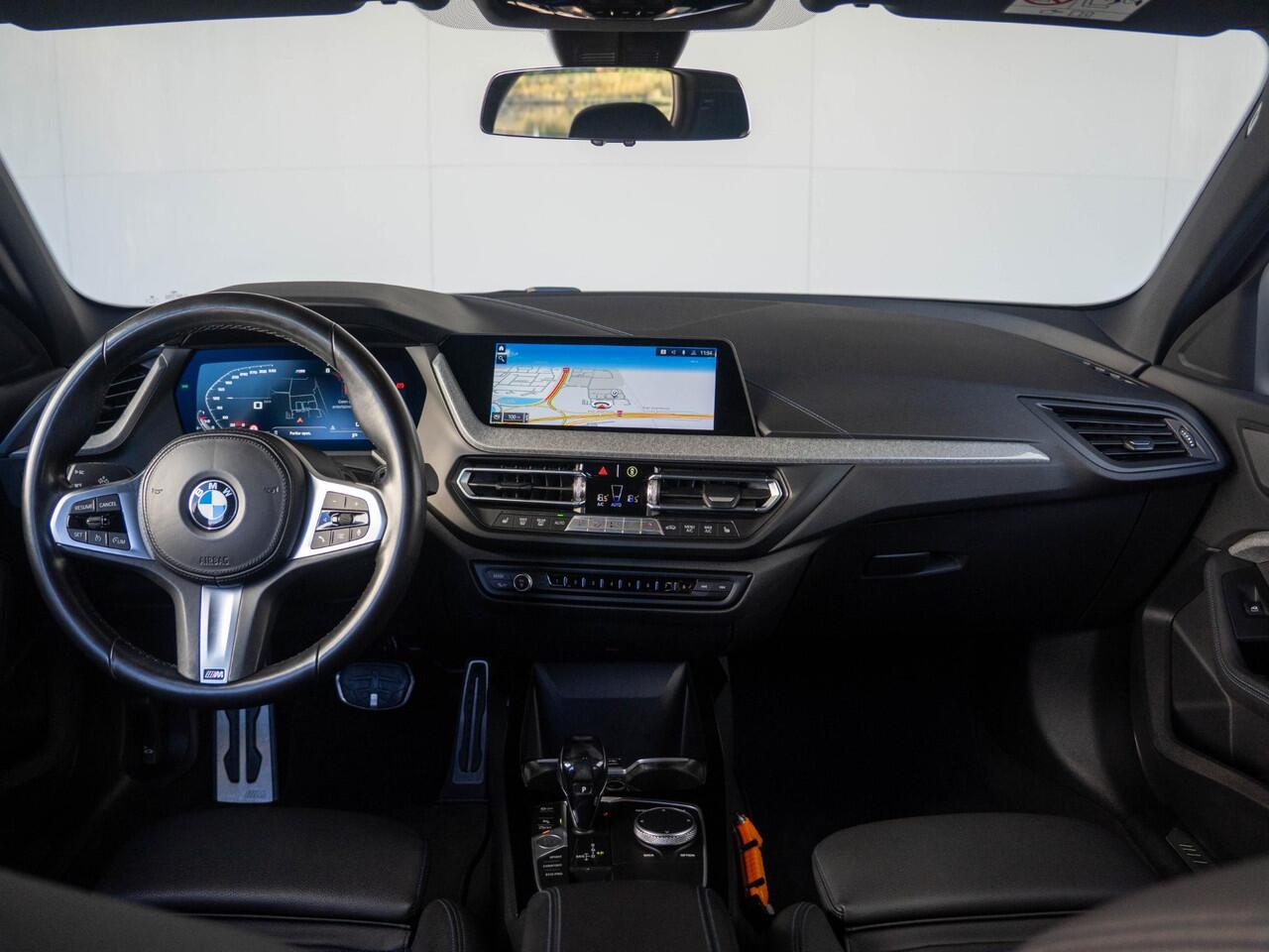 BMW 1-SERIE 116i | Executive | Parking Pack | Achteruitrijcamera | Stoelverwarming | PDC | LED | Cruise Control | 17''