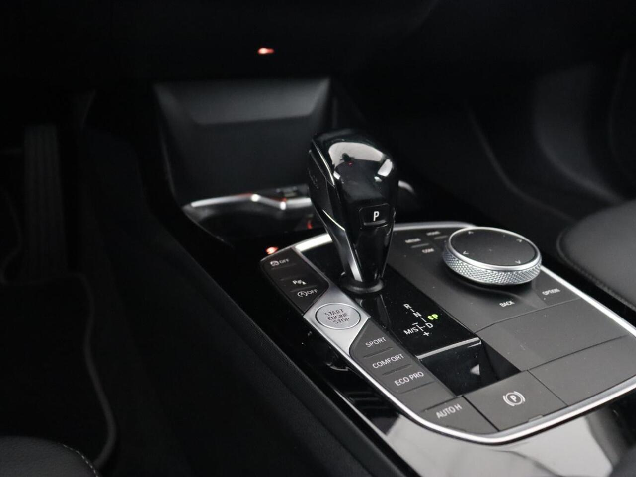 BMW 1-SERIE 118i Executive | Sport Line | Carplay | Sportstoelen | Full LED | Live Cockpit | Navigatie | Climate control | Parkeerhulp | Cruise control