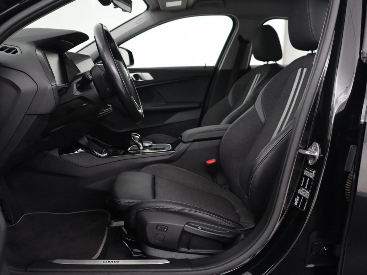 BMW 1-SERIE 118i Executive | Sport Line | Carplay | Sportstoelen | Full LED | Live Cockpit | Navigatie | Climate control | Parkeerhulp | Cruise control