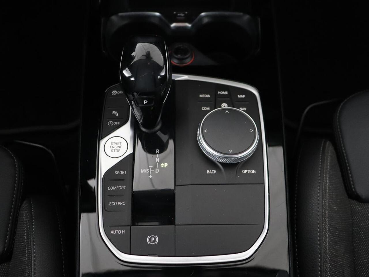 BMW 1-SERIE 118i Executive | Sport Line | Carplay | Sportstoelen | Full LED | Live Cockpit | Navigatie | Climate control | Parkeerhulp | Cruise control