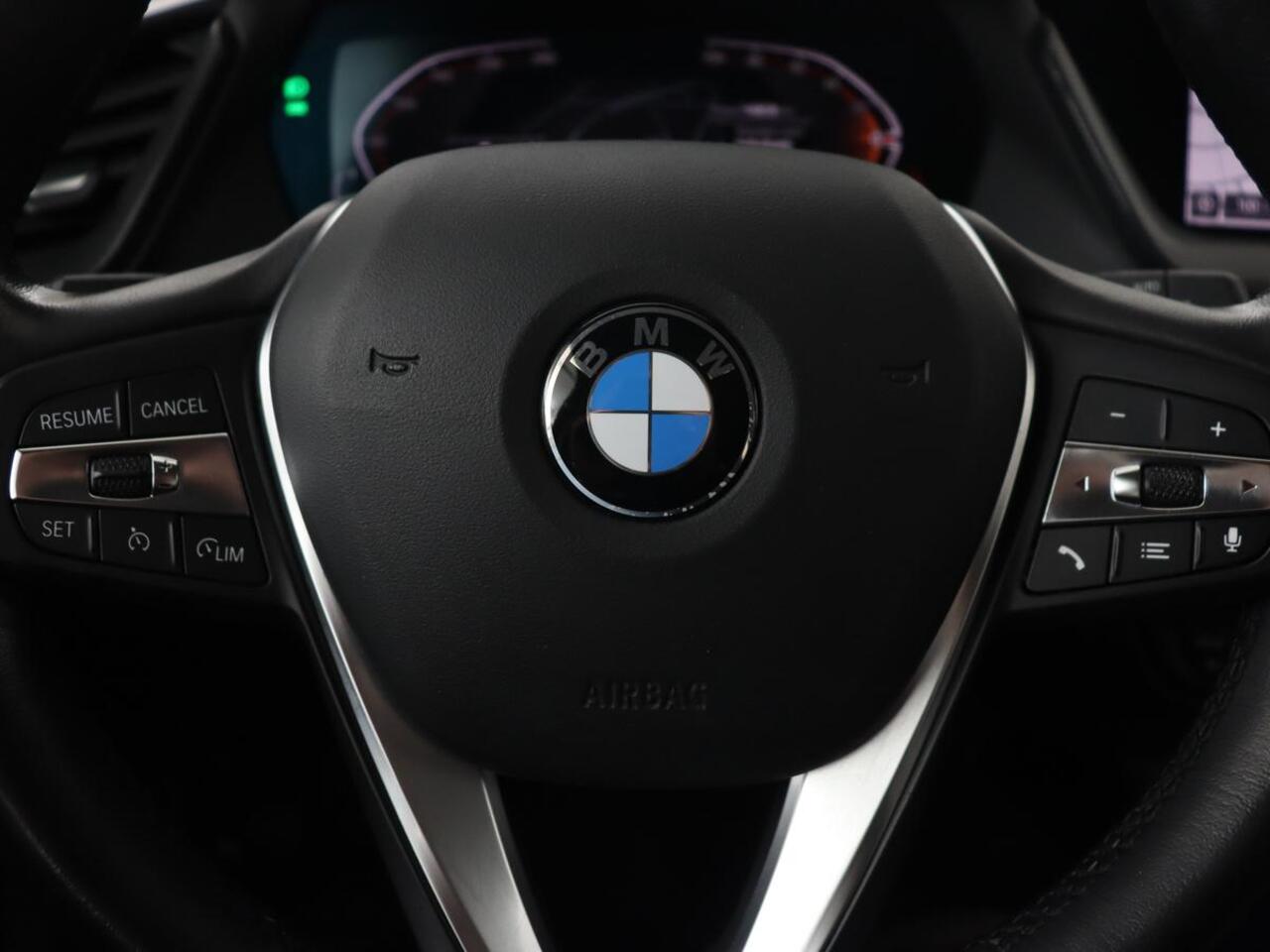 BMW 1-SERIE 118i Executive | Sport Line | Carplay | Sportstoelen | Full LED | Live Cockpit | Navigatie | Climate control | Parkeerhulp | Cruise control