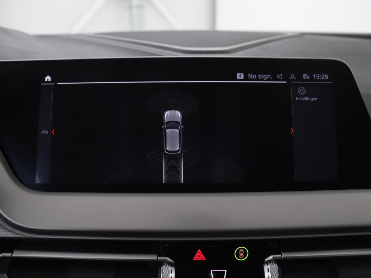 BMW 1-SERIE 120i Business Edition Plus | Leder | Sportstoelen | Carplay | Stoelverwarming | Live Cockpit | Parkeerhulp | Climate control | Bluetooth | Cruise control