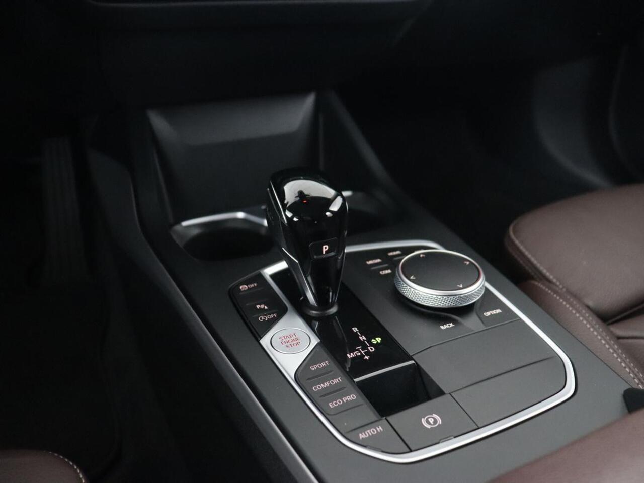 BMW 1-SERIE 120i Business Edition Plus | Leder | Sportstoelen | Carplay | Stoelverwarming | Live Cockpit | Parkeerhulp | Climate control | Bluetooth | Cruise control