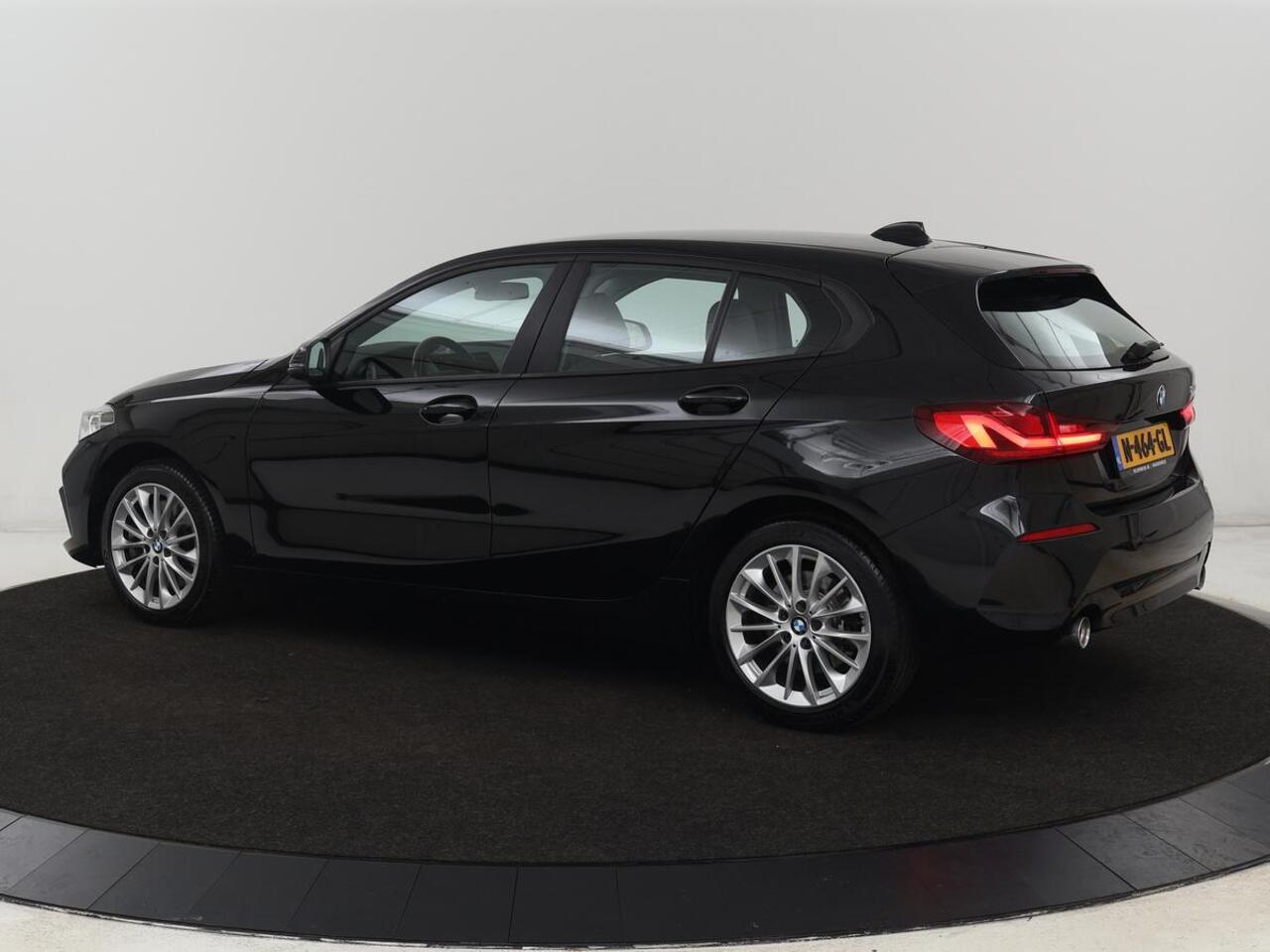 BMW 1-SERIE 120i Business Edition Plus | Leder | Sportstoelen | Carplay | Stoelverwarming | Live Cockpit | Parkeerhulp | Climate control | Bluetooth | Cruise control