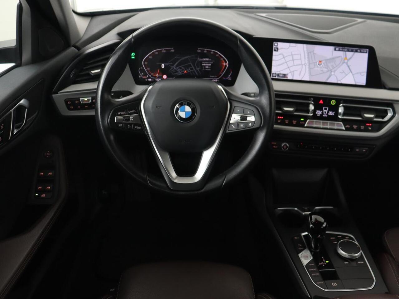 BMW 1-SERIE 120i Business Edition Plus | Leder | Sportstoelen | Carplay | Stoelverwarming | Live Cockpit | Parkeerhulp | Climate control | Bluetooth | Cruise control