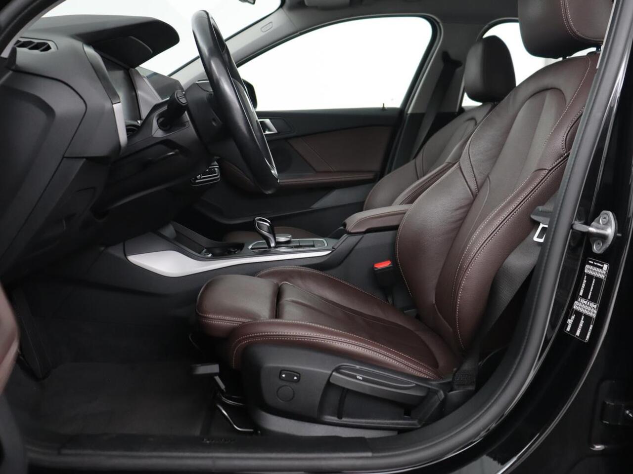 BMW 1-SERIE 120i Business Edition Plus | Leder | Sportstoelen | Carplay | Stoelverwarming | Live Cockpit | Parkeerhulp | Climate control | Bluetooth | Cruise control