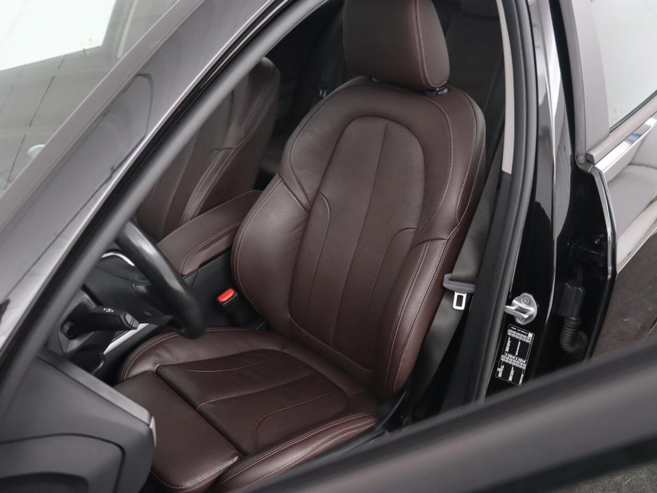 BMW 1-SERIE 120i Business Edition Plus | Leder | Sportstoelen | Carplay | Stoelverwarming | Live Cockpit | Parkeerhulp | Climate control | Bluetooth | Cruise control