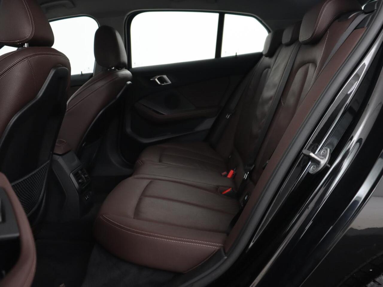 BMW 1-SERIE 120i Business Edition Plus | Leder | Sportstoelen | Carplay | Stoelverwarming | Live Cockpit | Parkeerhulp | Climate control | Bluetooth | Cruise control