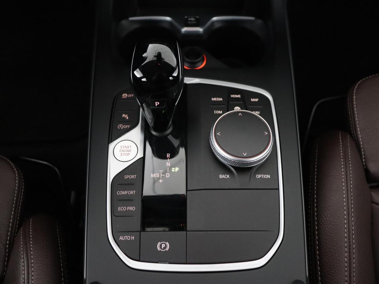 BMW 1-SERIE 120i Business Edition Plus | Leder | Sportstoelen | Carplay | Stoelverwarming | Live Cockpit | Parkeerhulp | Climate control | Bluetooth | Cruise control