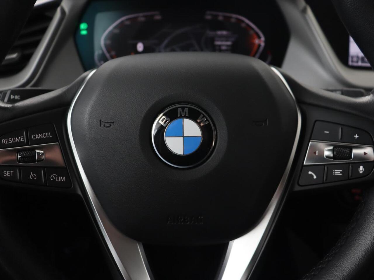 BMW 1-SERIE 120i Business Edition Plus | Leder | Sportstoelen | Carplay | Stoelverwarming | Live Cockpit | Parkeerhulp | Climate control | Bluetooth | Cruise control