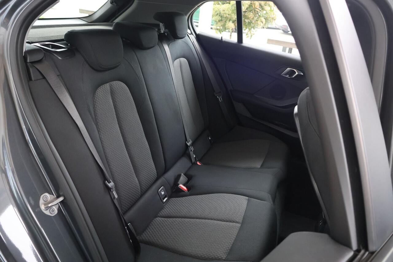 BMW 1-SERIE 118i | Business Edition Plus | Parking Pack | Voorstoelen Verwarmd