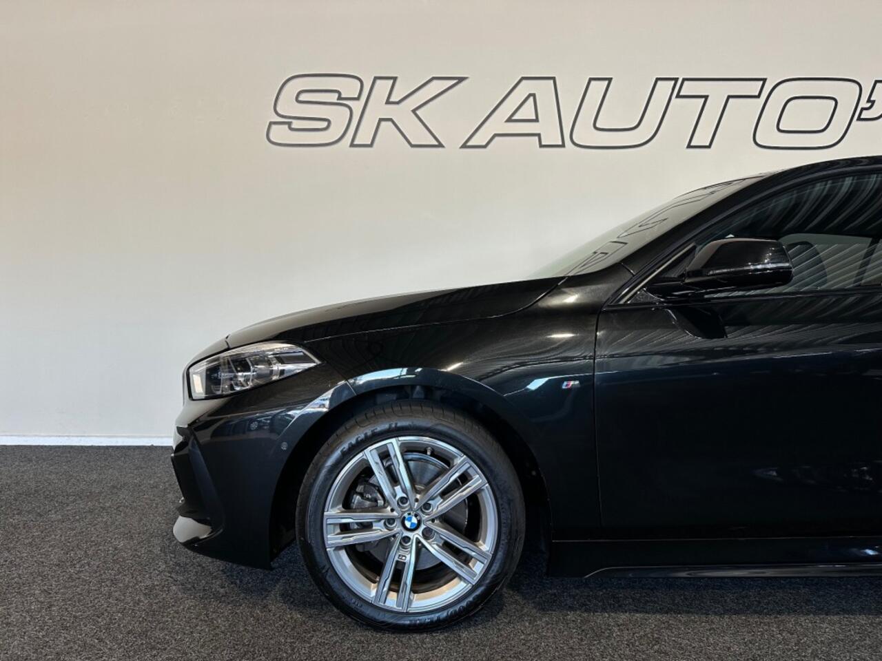 BMW 1-SERIE 118I BNS EDITION M-PAKKET l LED l CAMERA l 17INCH l PDC l CRUISE l