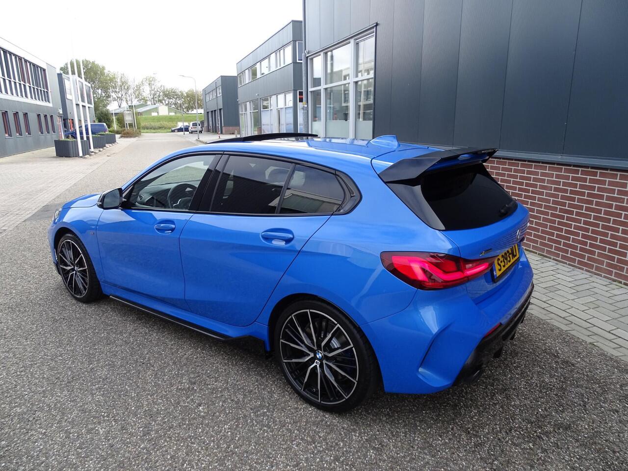 BMW 1-SERIE M135i xDrive High Executive PANORAMADAK|HARMAN/KARDON|DODEHOEK DETECTIE|ACHTERUIT RIJ CAMERA|SPORT STOELEN|KEYLESS ENTRY/GO|NAVIGATIE|LASER KOPLAMPEN | STOEL VERWARMING |