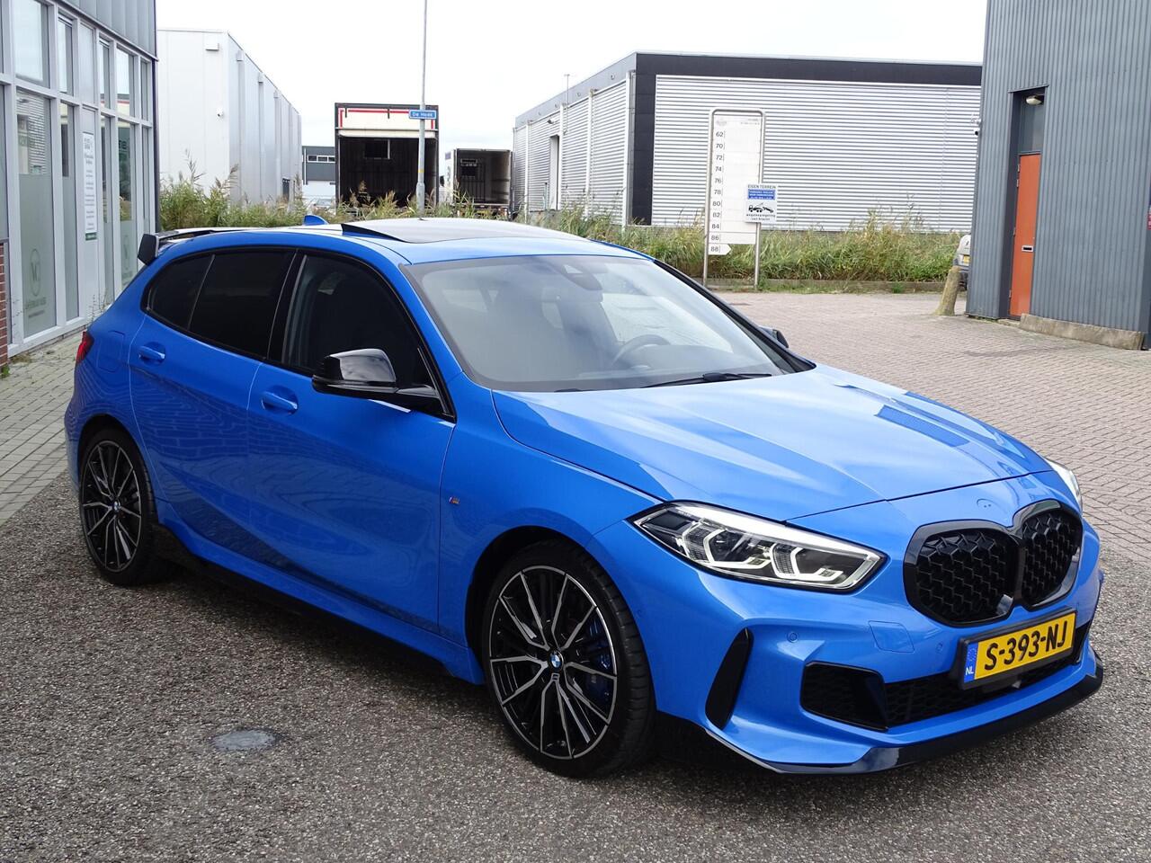 BMW 1-SERIE M135i xDrive High Executive PANORAMADAK|HARMAN/KARDON|DODEHOEK DETECTIE|ACHTERUIT RIJ CAMERA|SPORT STOELEN|KEYLESS ENTRY/GO|NAVIGATIE|LASER KOPLAMPEN | STOEL VERWARMING |