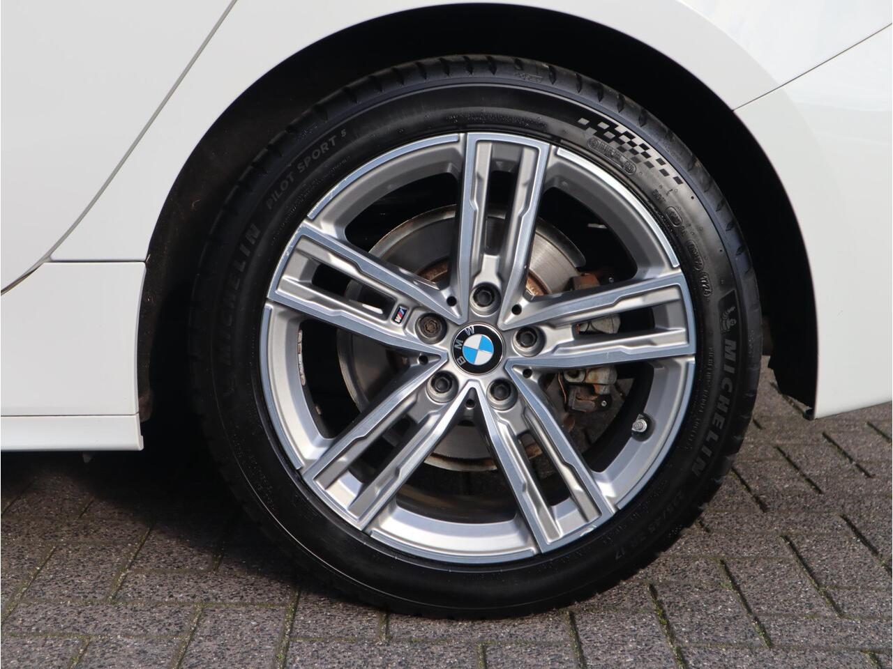 BMW 1-SERIE 118i Executive M Sport Pakket Automaat / Live Cockpit Professional / 17 Inch / LED / Achteruitrijcamera / Cruise Control / Shadow Line / Parkeersensoren / Lichtpakket