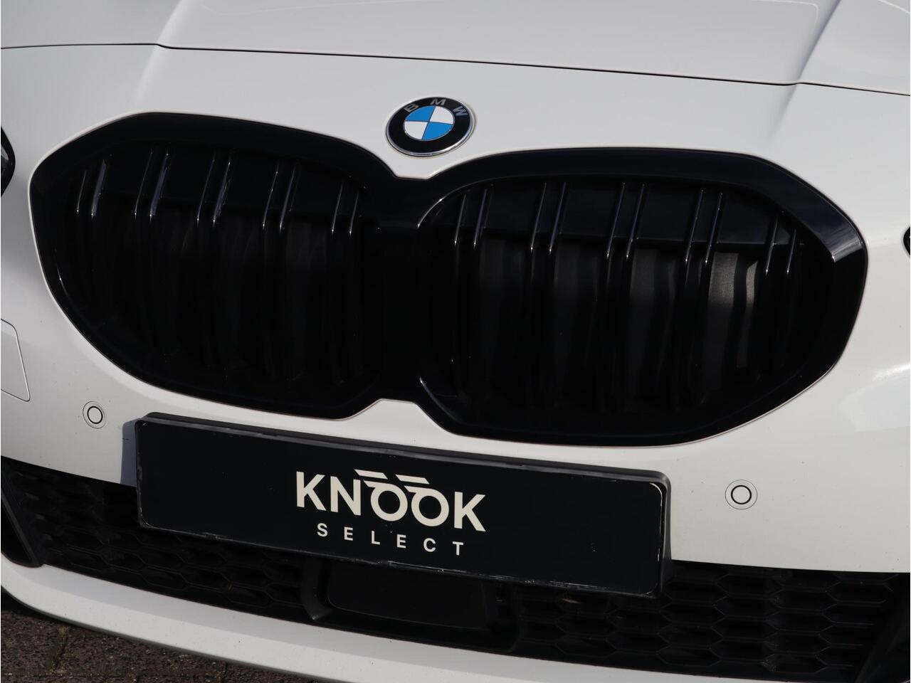BMW 1-SERIE 118i Executive M Sport Pakket Automaat / Live Cockpit Professional / 17 Inch / LED / Achteruitrijcamera / Cruise Control / Shadow Line / Parkeersensoren / Lichtpakket