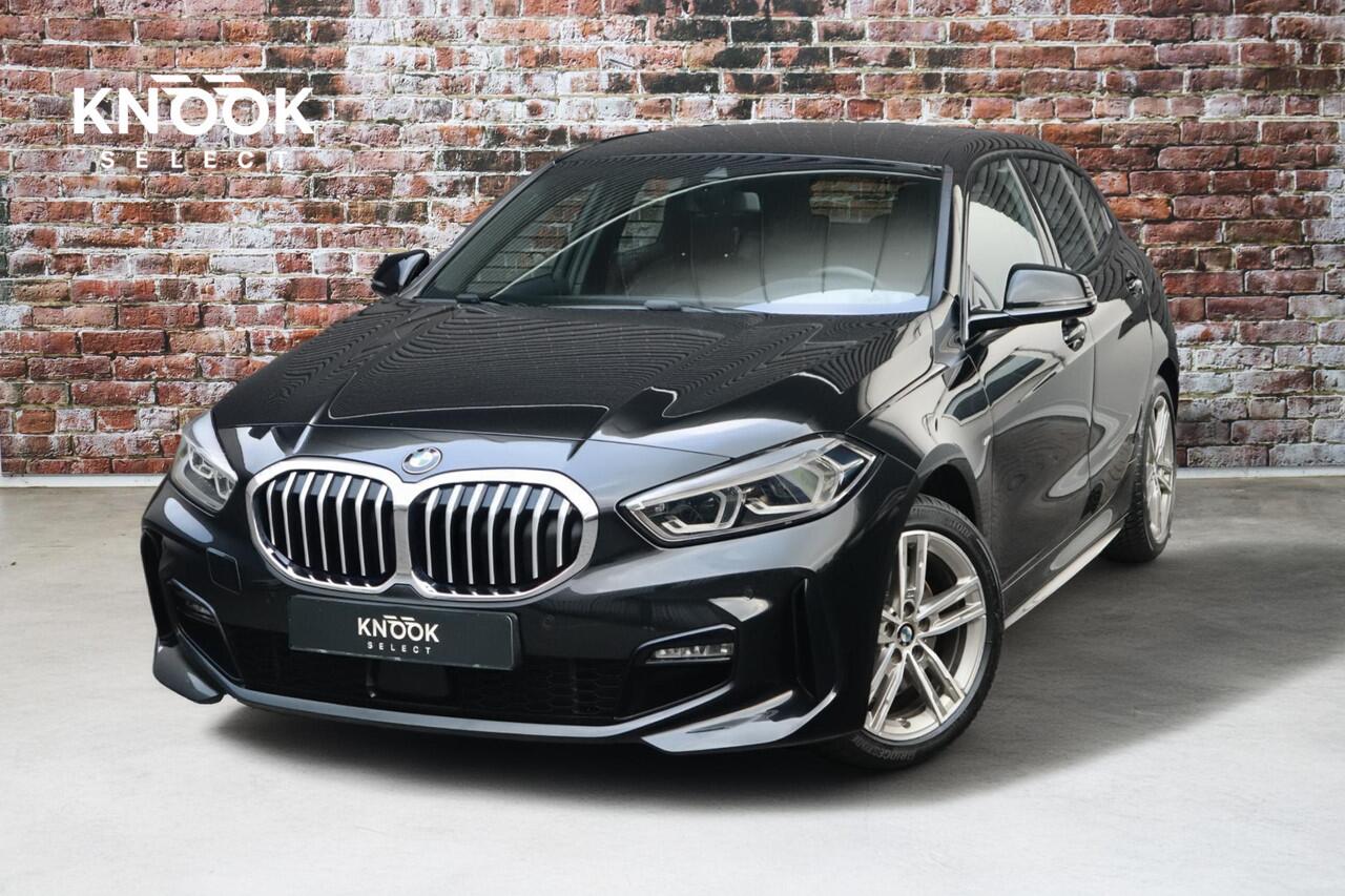BMW 1-SERIE 118i High Executive M Sport Pakket Automaat / Live Cockpit Professional / Leder / Hifi / Stoelverwarming / 17 Inch / Adaptieve LED-koplamp / DAB / Parkeersensoren / Lichtpakket